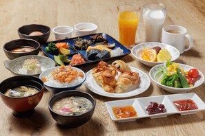 Daily buffet breakfast (JPY 2200 per person)