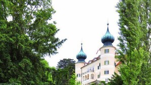 A building with domed architecture surrounded by lush greenery. - Hotel Schlossgasthof Artstetten (Artstetten)