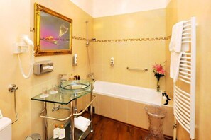 Shower, towels - Hotel Schlossgasthof Artstetten (Artstetten)