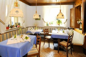 Lunch and dinner served  - Hotel Schlossgasthof Artstetten (Artstetten)