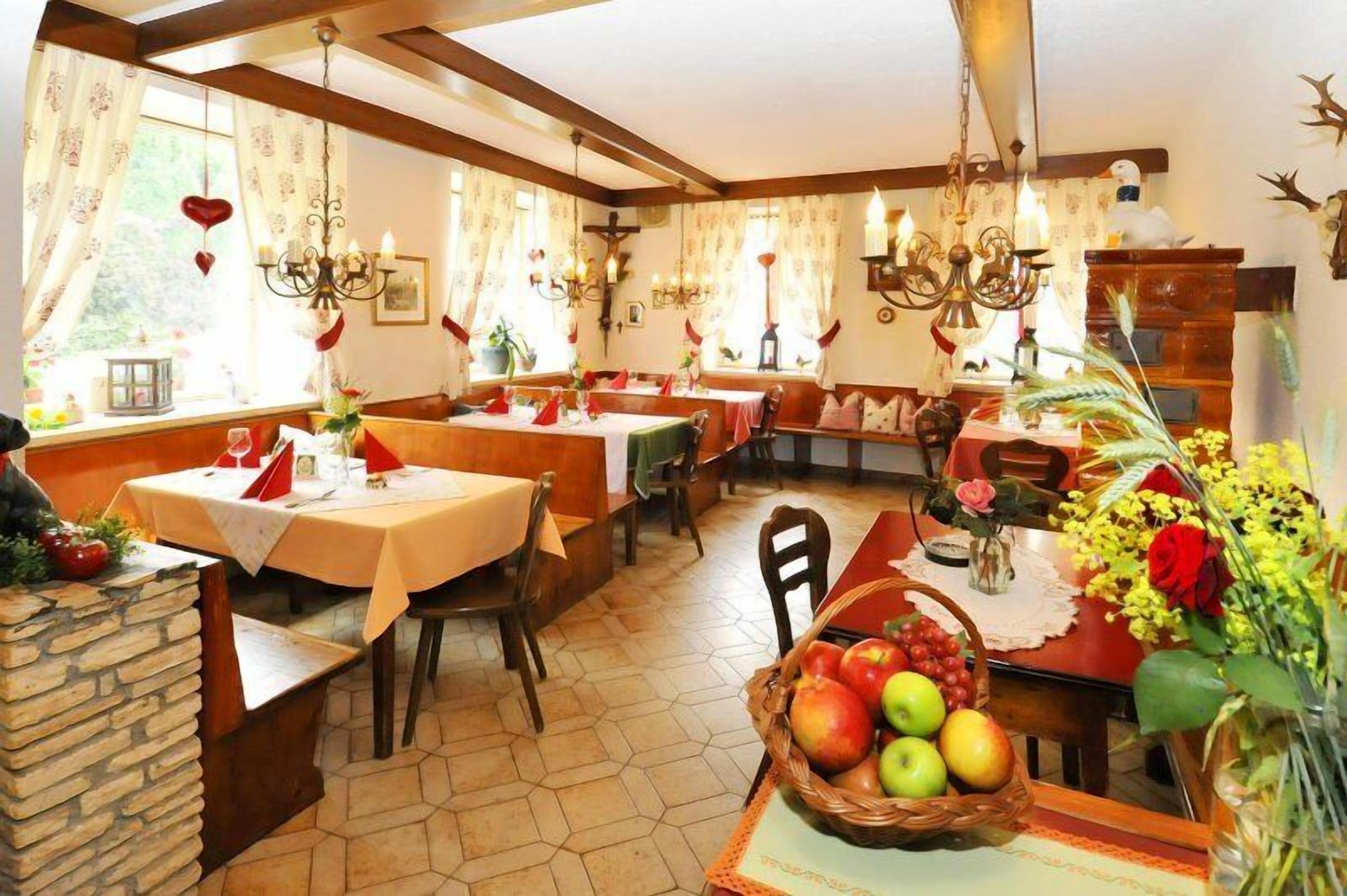 Serveert lunch en diner, lokale gerechten