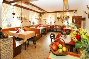 ランチ、ディナーに営業 (郷土料理)