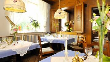 Se sirven comidas, cenas y cocina local