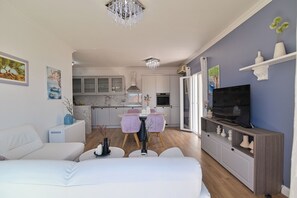Apartment, Terrace, Balcony, Sea View | Vardagsrum | Platt-tv
