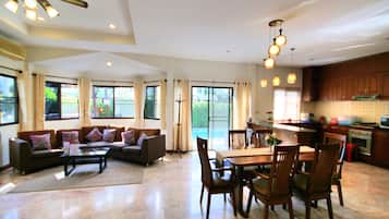 家庭别墅 | 起居区 | 42-英寸纯平电视(配备有线频道)、电视、DVD 播放器