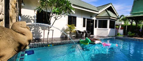 Kolam renang outdoor