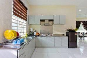 Maison, 3 chambres (Phase 1) | Cuisine privée | Réfrigérateur grande capacité avec congélateur, four à micro-ondes