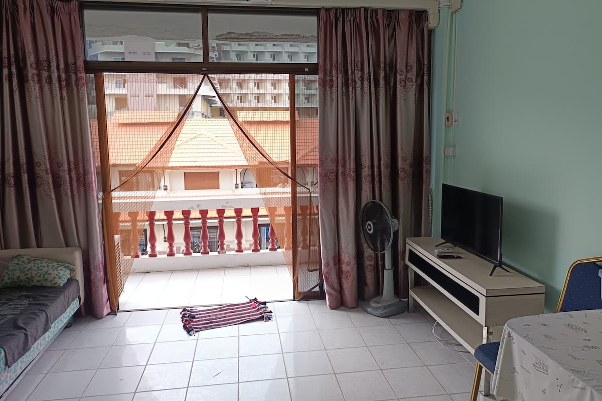 Basic Studio | In-room safe, blackout drapes, free WiFi, bed sheets