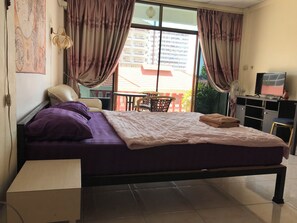 In-room safe, blackout curtains, free WiFi, bed sheets - SV. HOUSE (Pattaya)