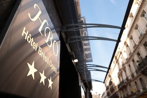 Letrero de hotel con el nombre "Hotel Brasileiro" y estrellas que indican los servicios.