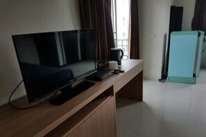 Standard Double Room | Room amenity - CM House (Bangkok)