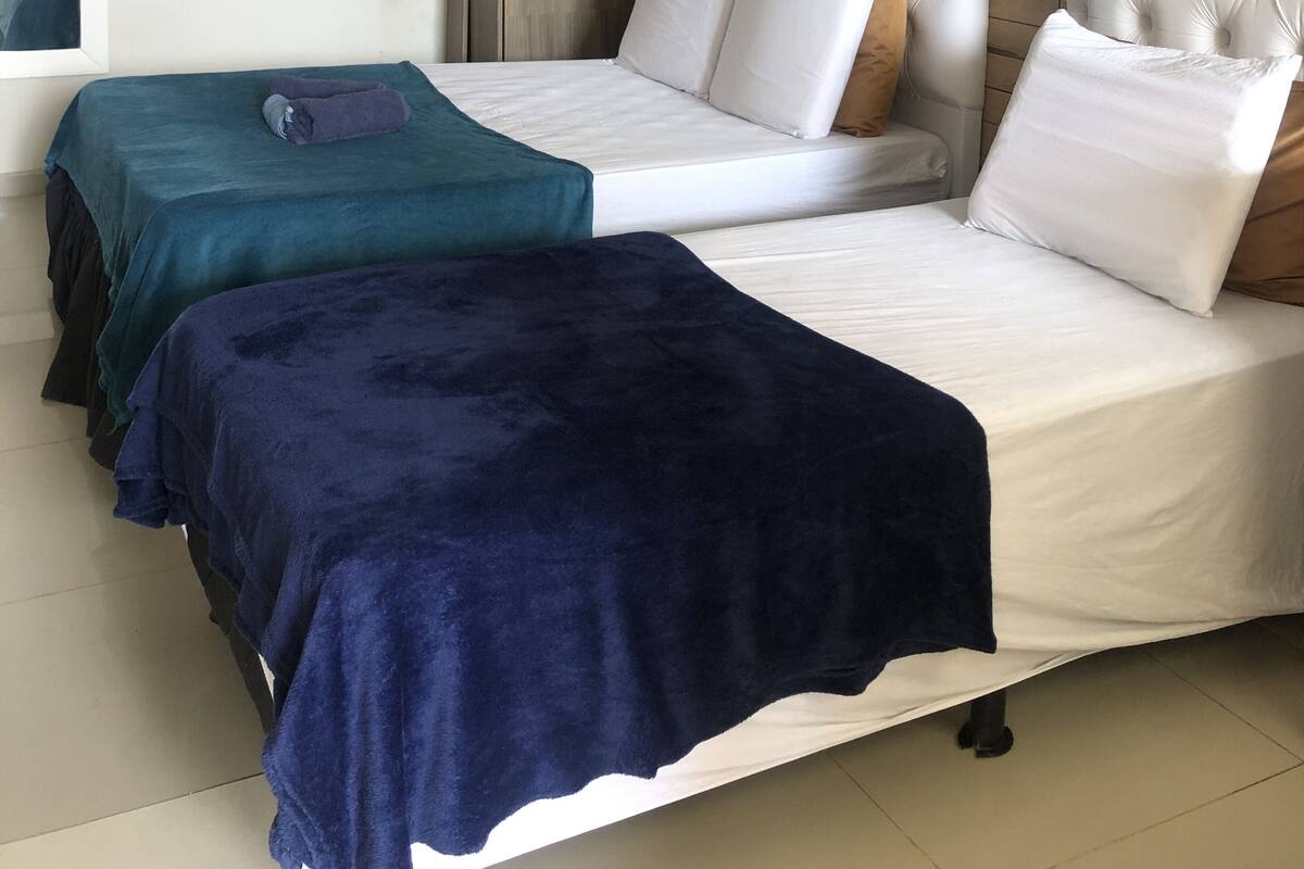 Habitación triple | Minibar, tabla de planchar con plancha y wifi gratis