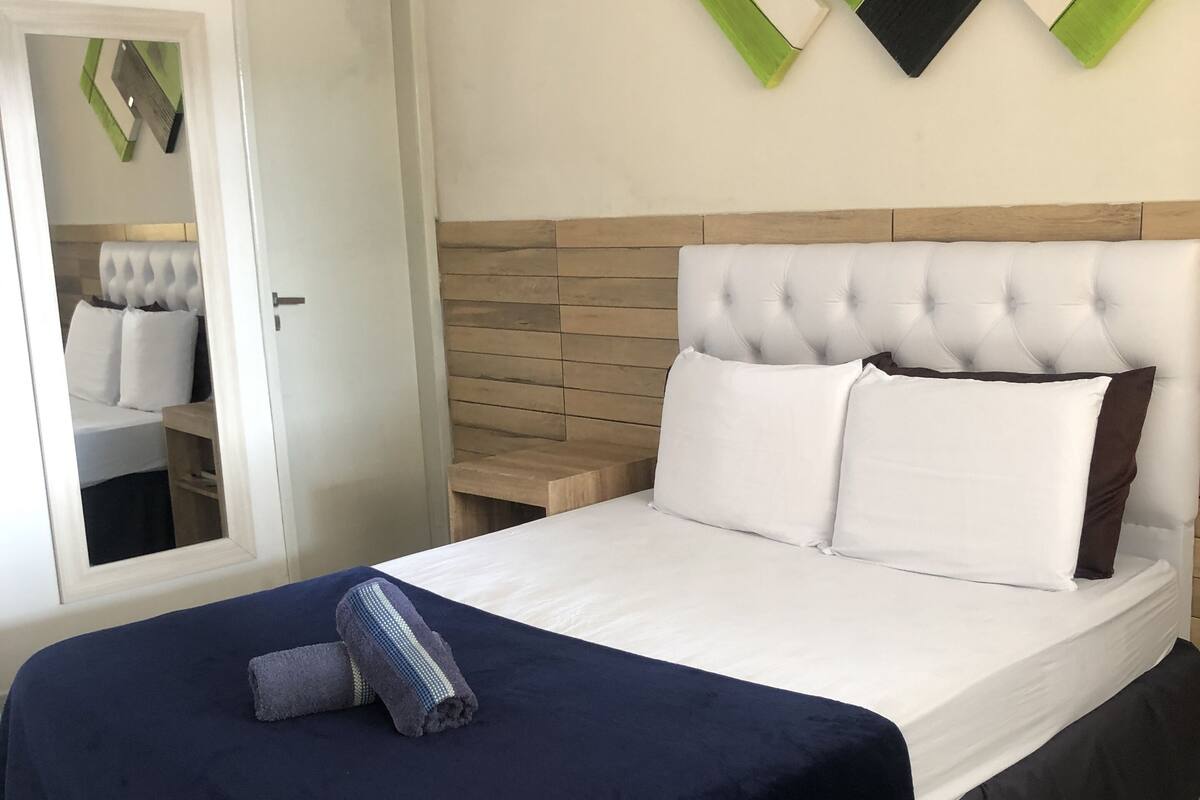 Habitación doble de uso individual | Minibar, tabla de planchar con plancha y wifi gratis