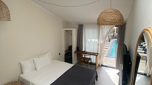 Une chambre à coucher avec un lit, une table de chevet et un grand miroir.
