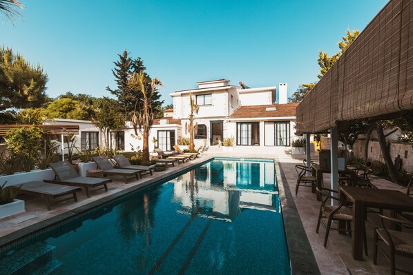 Poolside bar
