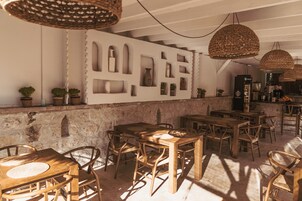 Breakfast, lunch and dinner served