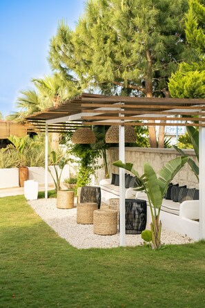 Uydu yayını kanalları bulunan 30 inç LCD televizyon, televizyon