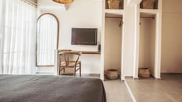 Family Quadruple Room | Premium bedding, in-room safe, WiFi (free), bed sheets