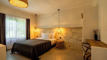 Premium bedding, in-room safe, WiFi (free), bed sheets