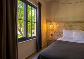 Deluxe Double Room, 1 Bedroom | Premium bedding, in-room safe, free WiFi, bed sheets