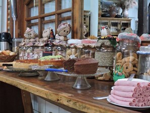 Café da manhã com buffet grátis todos os dias