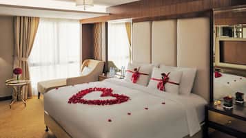 Suite (Residence) | Minibar, caja de seguridad en la habitación y decoración personalizada