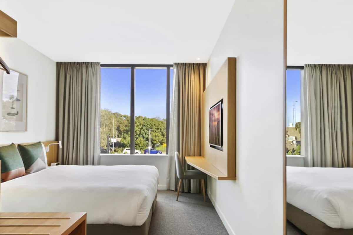 Studio, 1 King Bed (Urban View) | Premium bedding, in-room safe, desk, blackout curtains