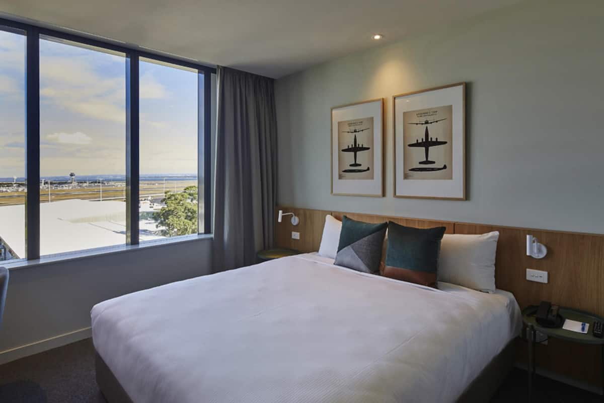 Studio, 1 King Bed (Airport View) | Premium bedding, in-room safe, desk, blackout curtains
