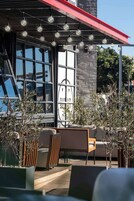 2 restaurants, breakfast served