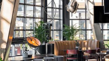 2 restaurantes, se sirve desayuno