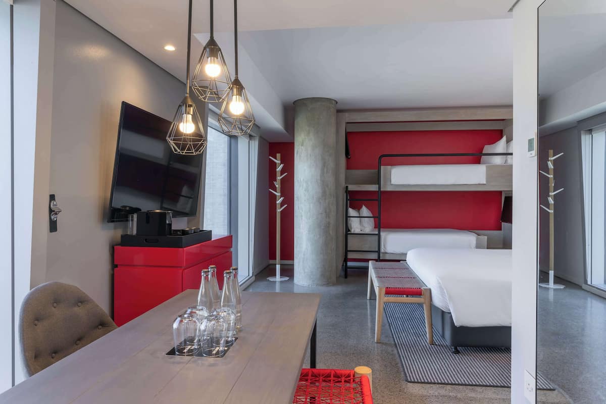 Minibar, Zimmersafe, Schreibtisch, laptopgeeigneter Arbeitsplatz