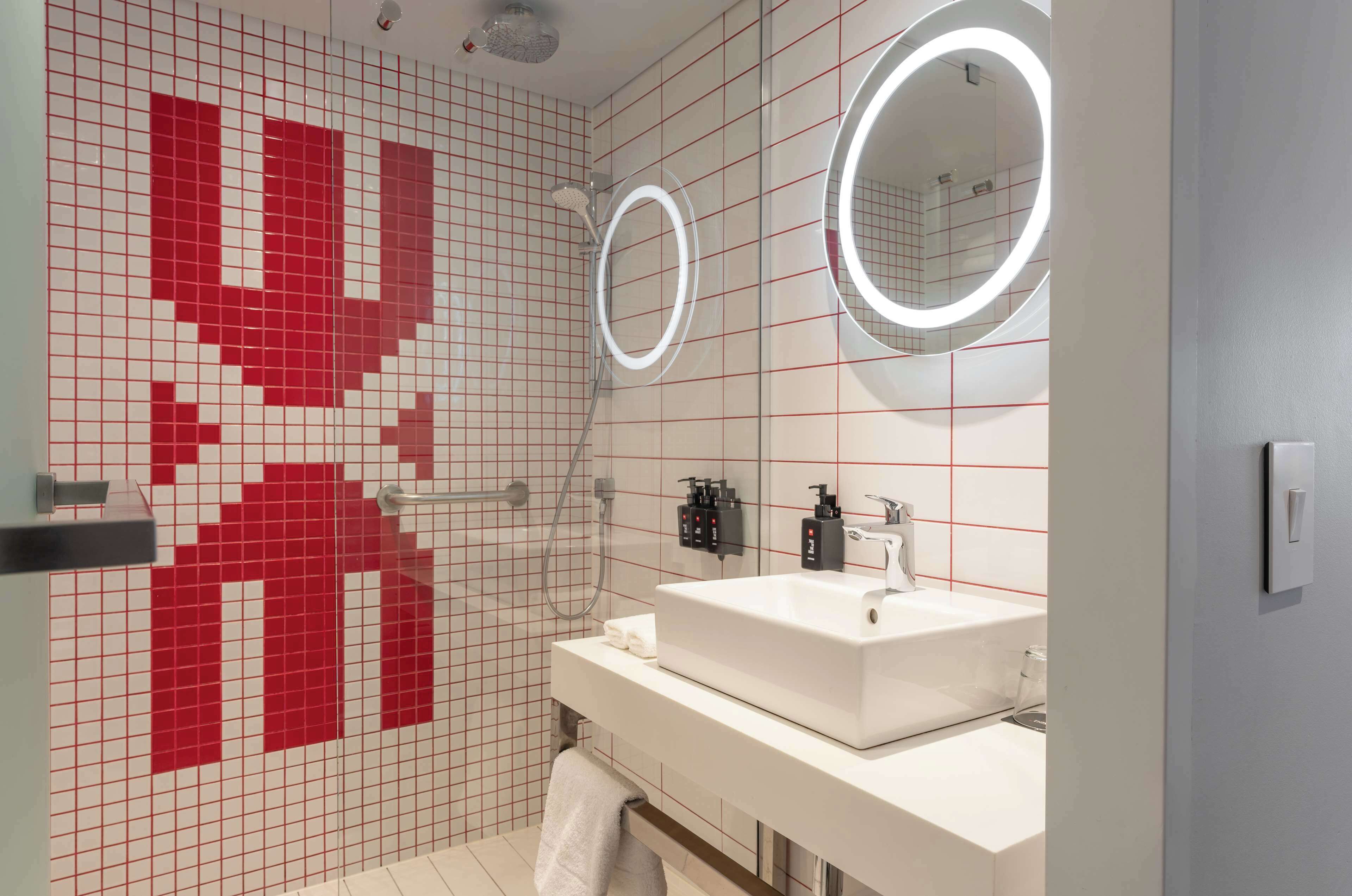 standard room, mountain view | bathroom | shower, eco-friendly toiletries, towels