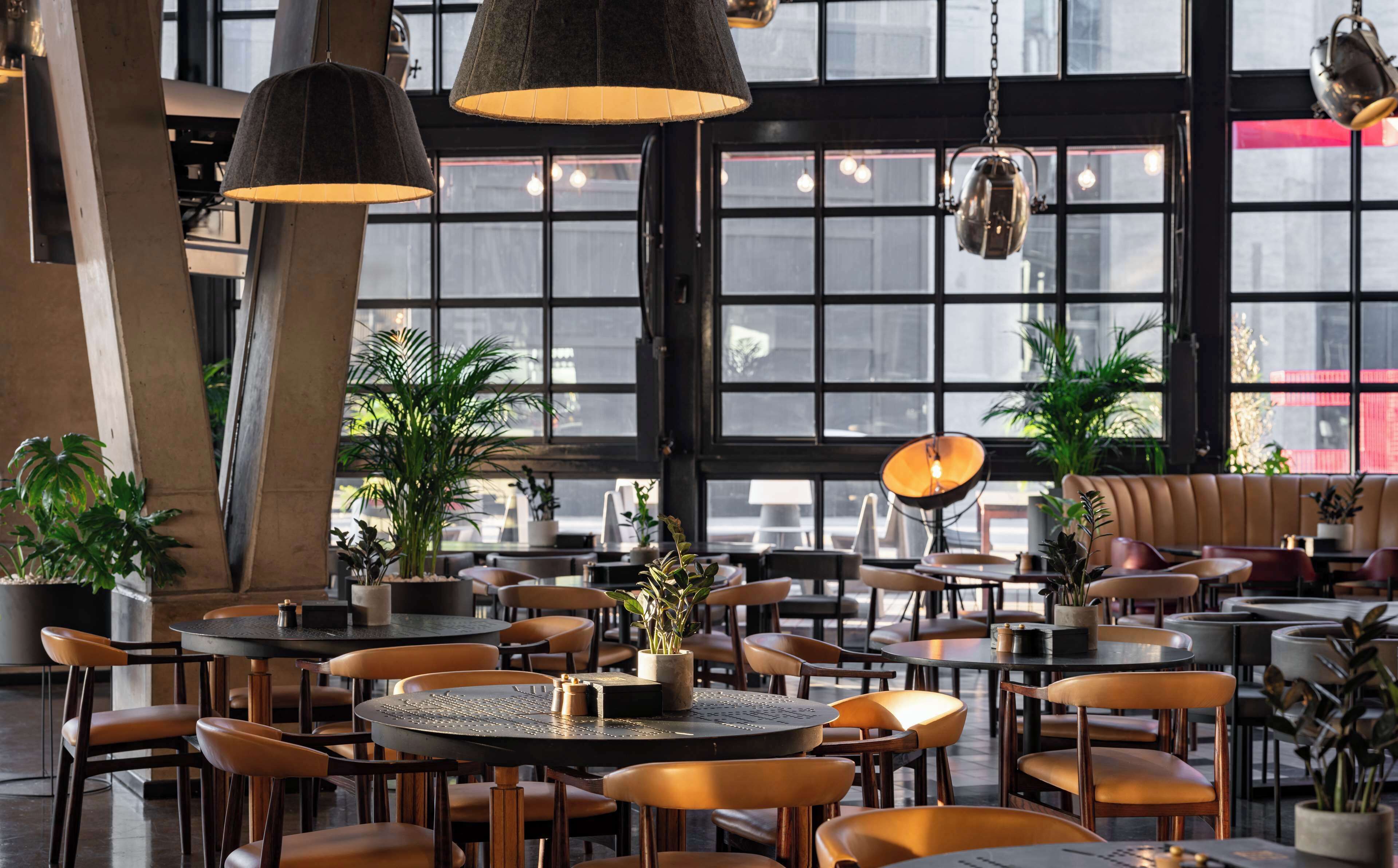 2 restaurants, breakfast served