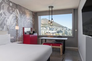 Superior kamer, uitzicht op bergen | Een minibar, een kluis op de kamer, een bureau, een laptopwerkplek