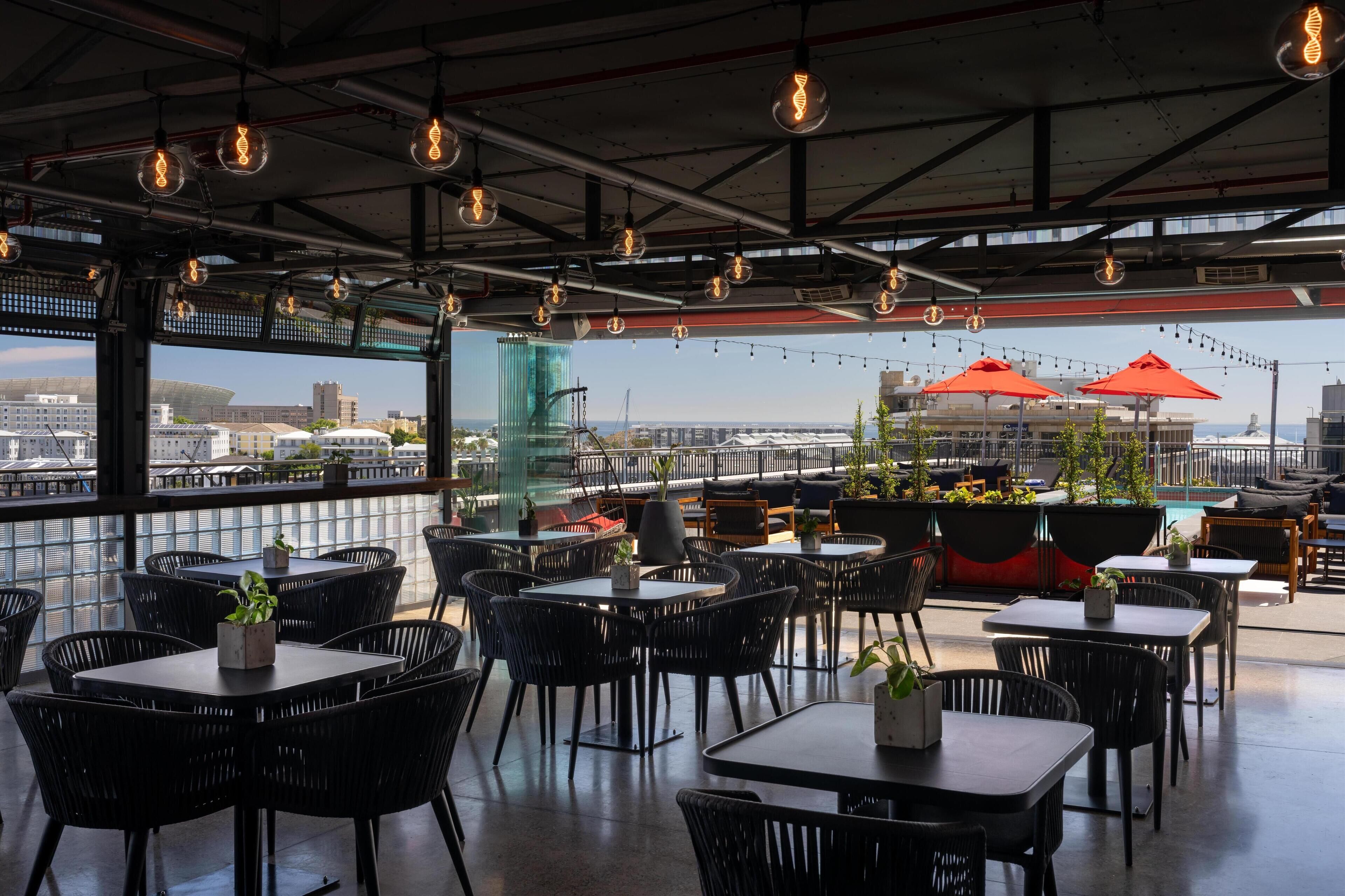 2 restaurants, breakfast served