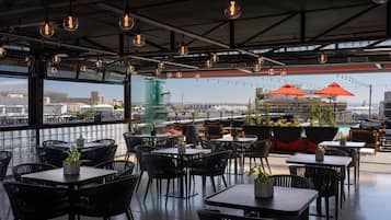 2 restaurants, breakfast served