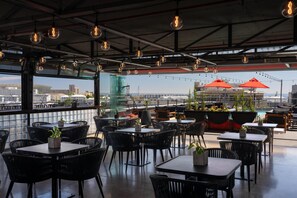 2 restaurants, breakfast served - Radisson RED V&A Waterfront, Cape Town (Cape Town)