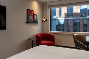 Standard Room | Minibar, in-room safe, desk, laptop workspace - Radisson RED V&A Waterfront, Cape Town (Cape Town)