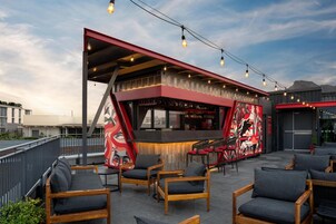 2 restaurants, breakfast served