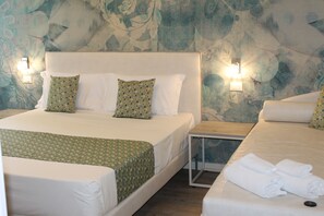 In-room safe, desk, soundproofing, free WiFi - Lake Garda Beach Hostel (Padenghe sul Garda)