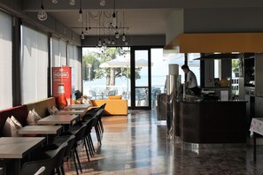 Bar (on property) - Lake Garda Beach Hostel (Padenghe sul Garda)