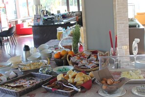 Free daily buffet breakfast 