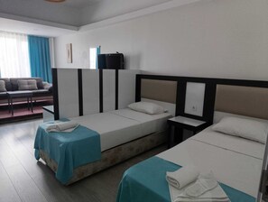 Chambre Quadruple Familiale | Minibar, bureau, Wi-Fi gratuit