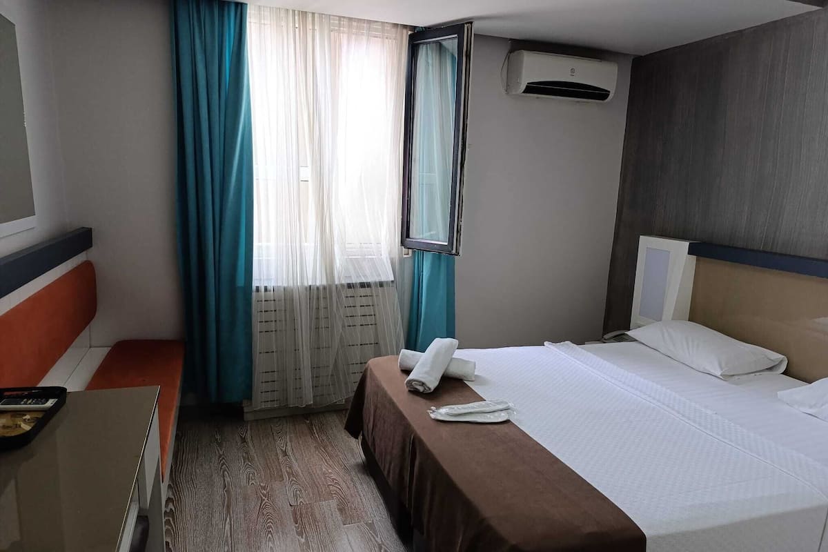 Een minibar, een bureau, gratis wifi