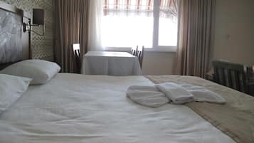 Minibar, desk, free WiFi