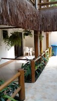 Premium suite, 1 slaapkamer, uitzicht op tuin | Een bureau, een laptopwerkplek, een strijkplank/strijkijzer, gratis wifi