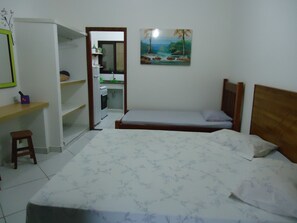 Estudio familiar, 1 habitación | Escritorio y espacio para trabajar con laptop 