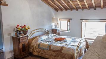 Ropa de cama de alta calidad, escritorio y wifi gratis