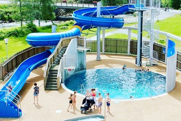 Indoor/outdoor pool