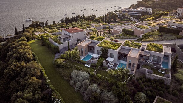 A coastal residential area with modern houses, a swimming pool, and a view of the sea. - Eagles Villas - Small Luxury Hotels of The World (Aristotelis)
